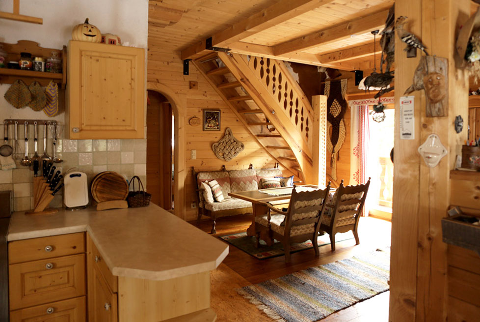 Almhuette innen Wohnzimmer