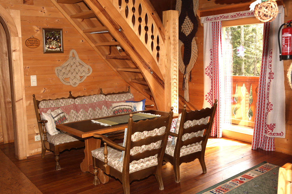 Almhuette innen Couch