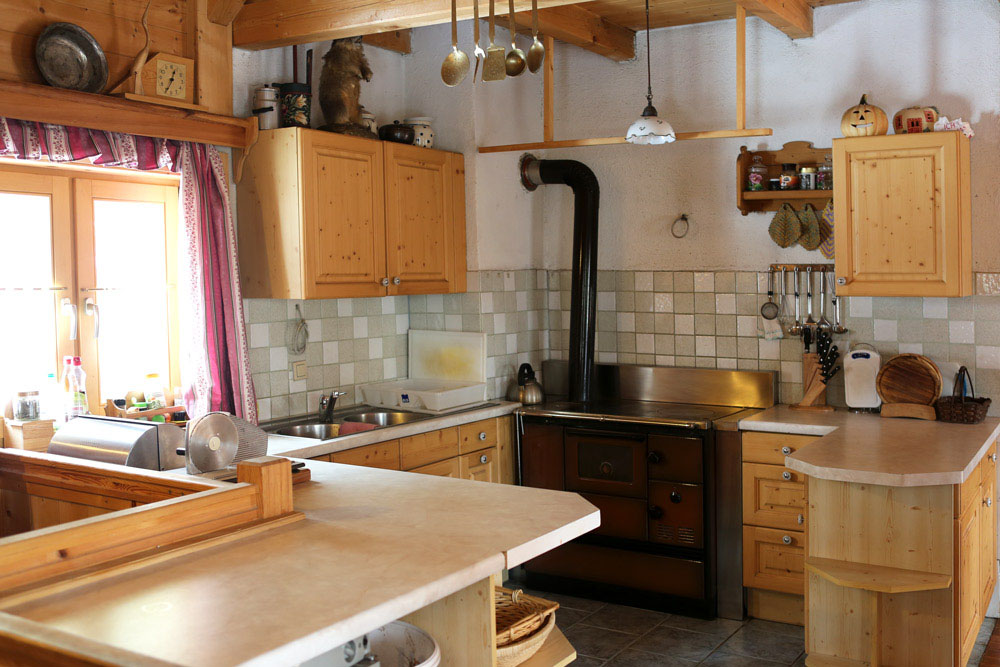 Almhuette innen Kueche