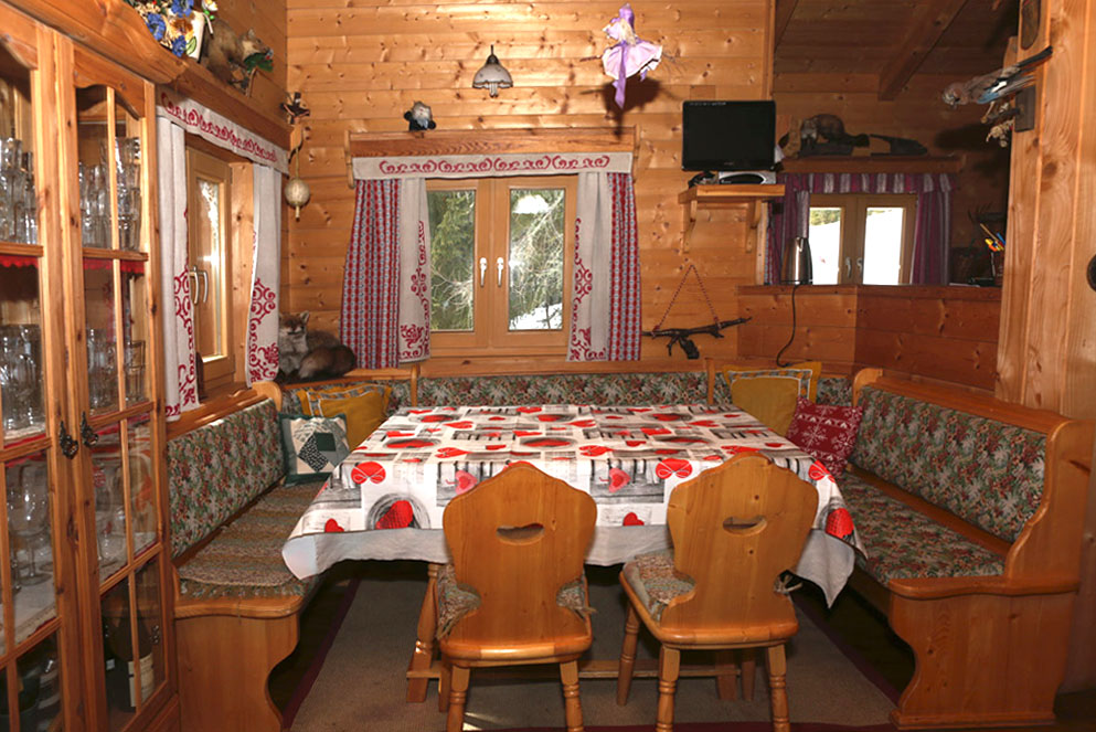 Almhuette innen Esstisch