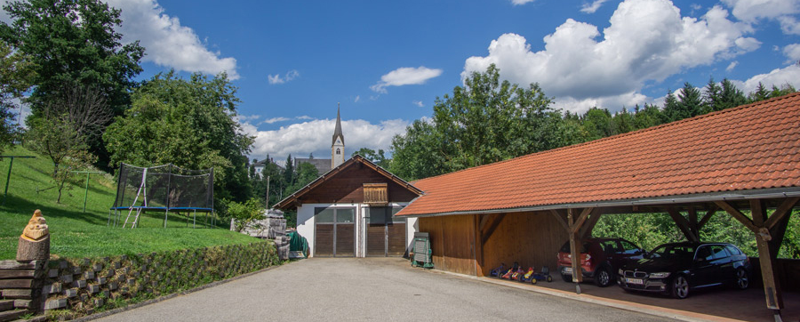 Hof und Parkplatz
