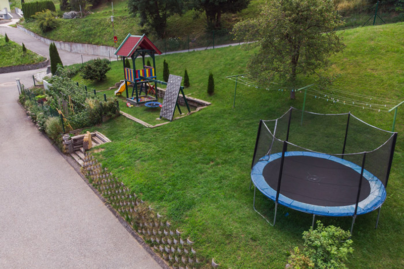 Trampolin und Spielplatz
