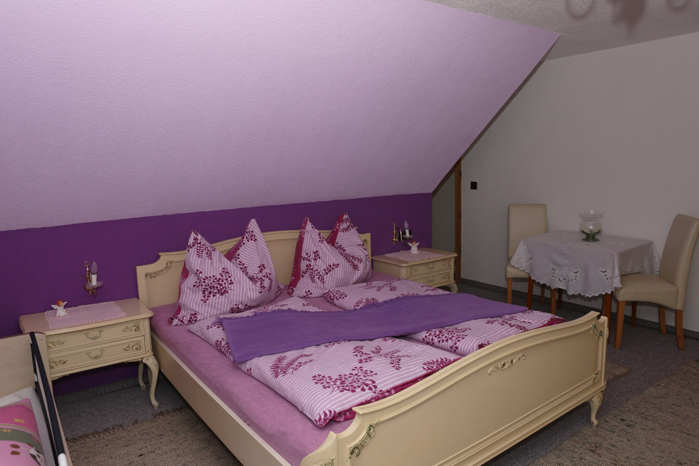 Doppelbett Vielchen Zimmer